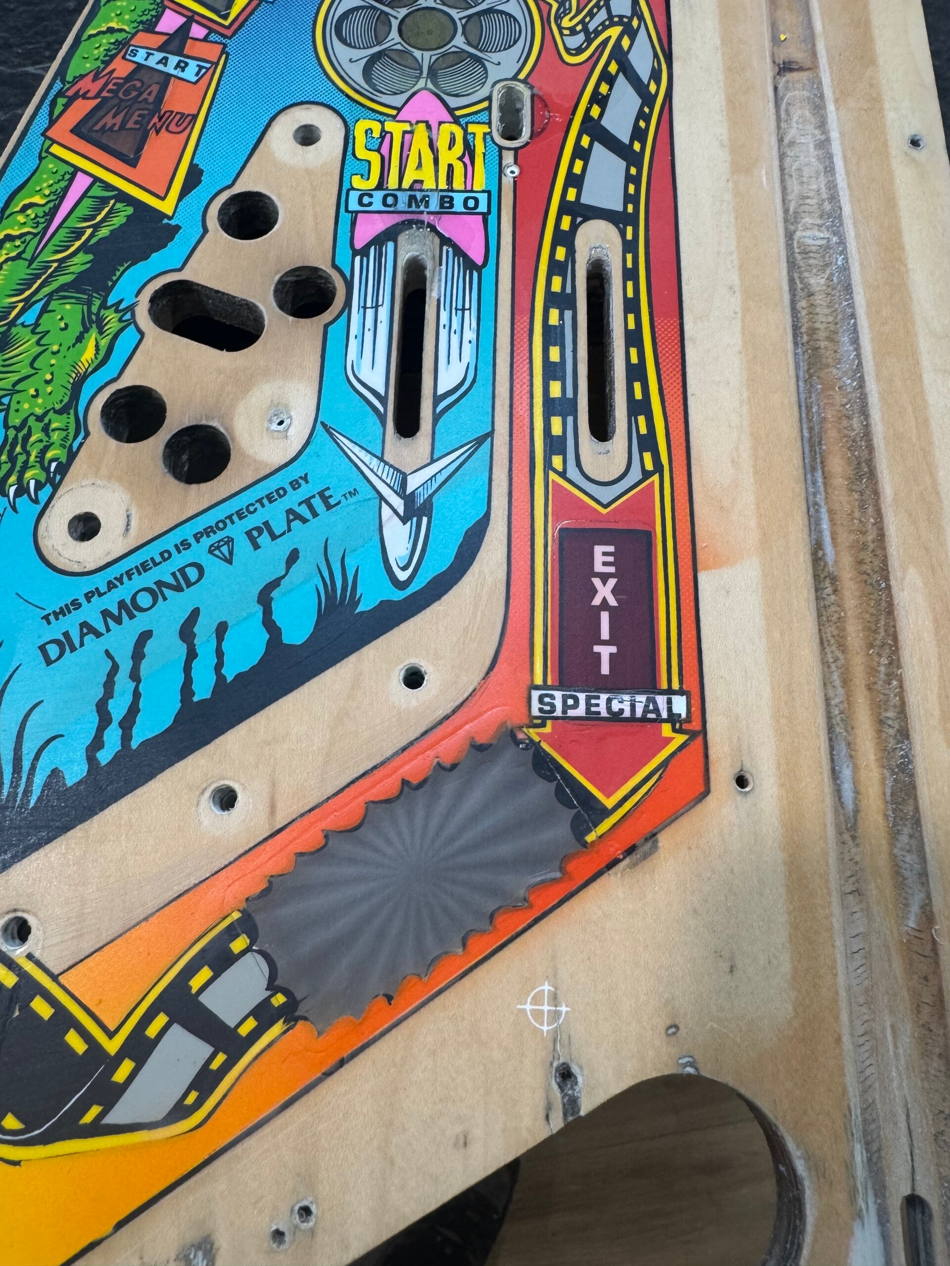Bally Creature from the Black Lagoon Playfield speelveld schade herstel restoration flipperspeelveld restauratie art airbrush airbrushing flipperkast reparatie