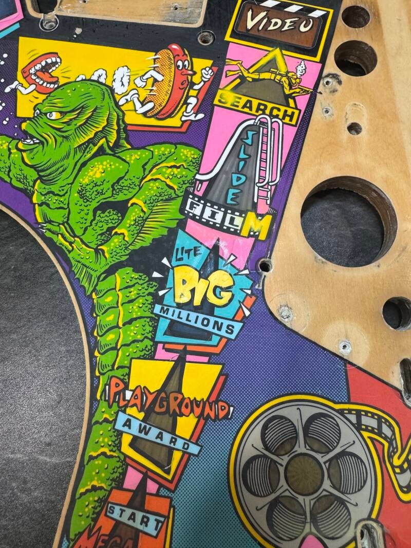 Bally Creature from the Black Lagoon Playfield speelveld schade herstel restoration flipperspeelveld restauratie art airbrush airbrushing flipperkast reparatie