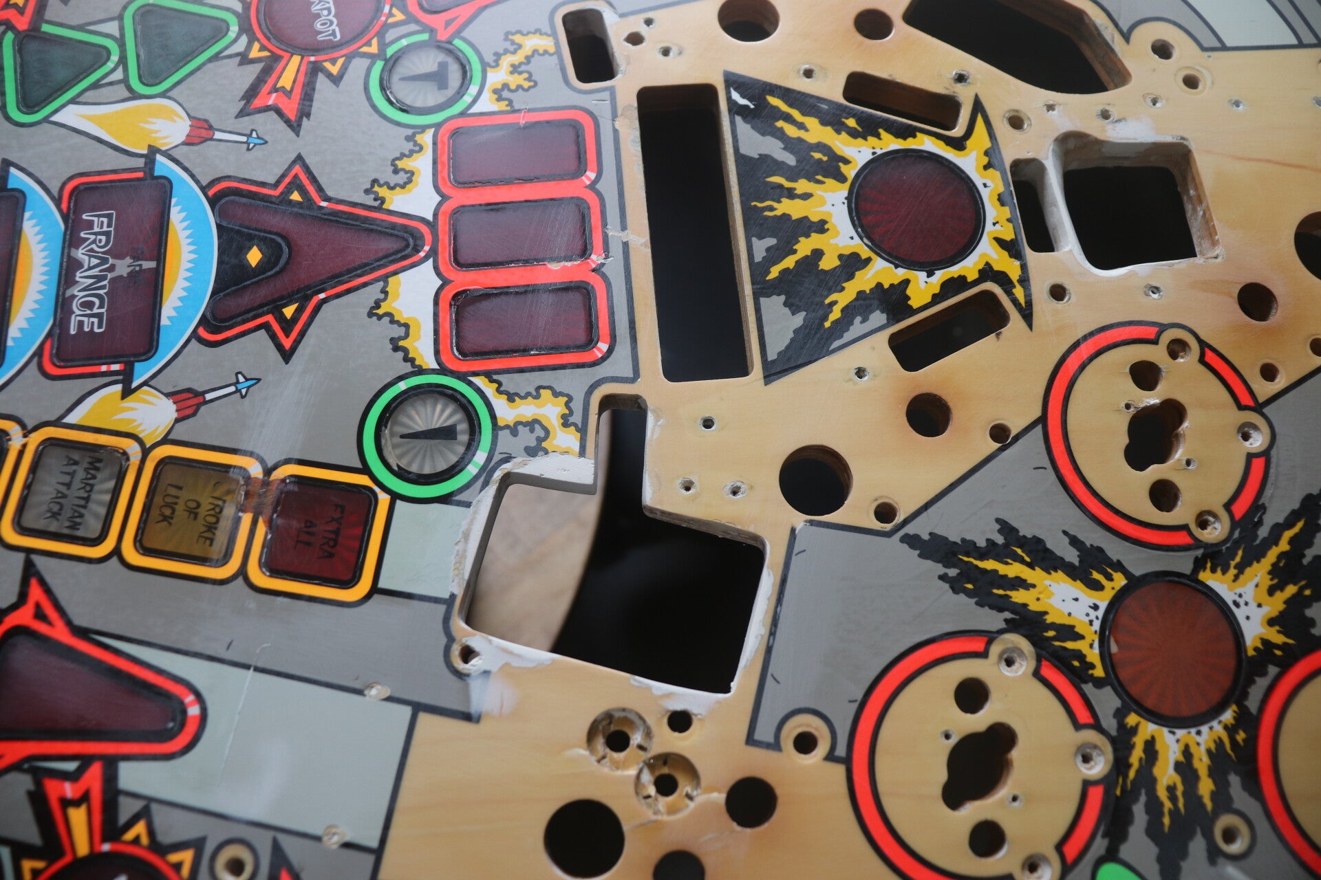 Bally Attack From Mars playfield speelveld schade herstel restoration flipperspeelveld restauratie art airbrush airbrushing flipperkast reparatie