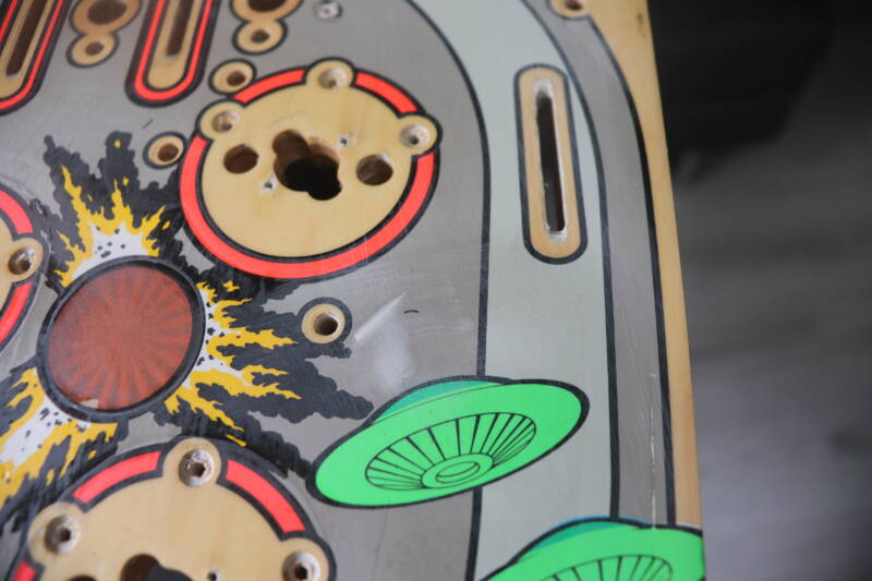 Bally Attack From Mars playfield speelveld schade herstel restoration flipperspeelveld restauratie art airbrush airbrushing flipperkast reparatie