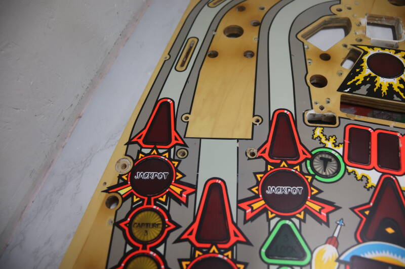 Bally Attack From Mars playfield speelveld schade herstel restoration flipperspeelveld restauratie art airbrush airbrushing flipperkast reparatie