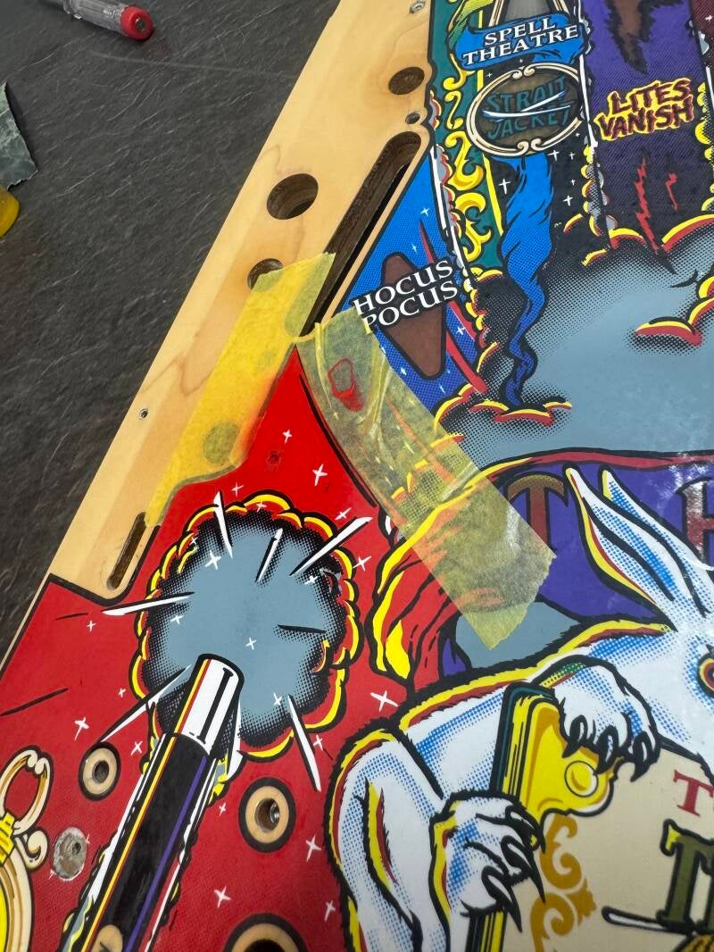 Bally Theatre of Magic playfield speelveld schade herstel restoration flipperspeelveld restauratie art airbrush airbrushing flipperkast reparatie
