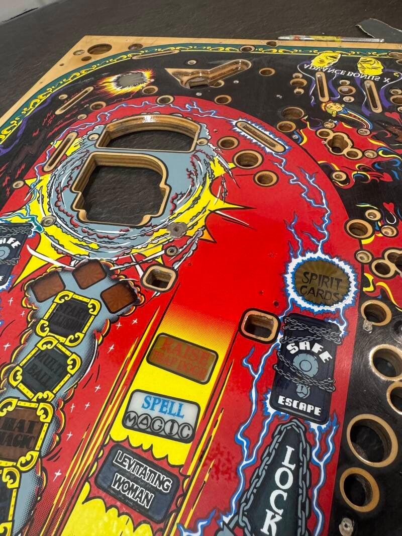 Bally Theatre of Magic playfield speelveld schade herstel restoration flipperspeelveld restauratie art airbrush airbrushing flipperkast reparatie