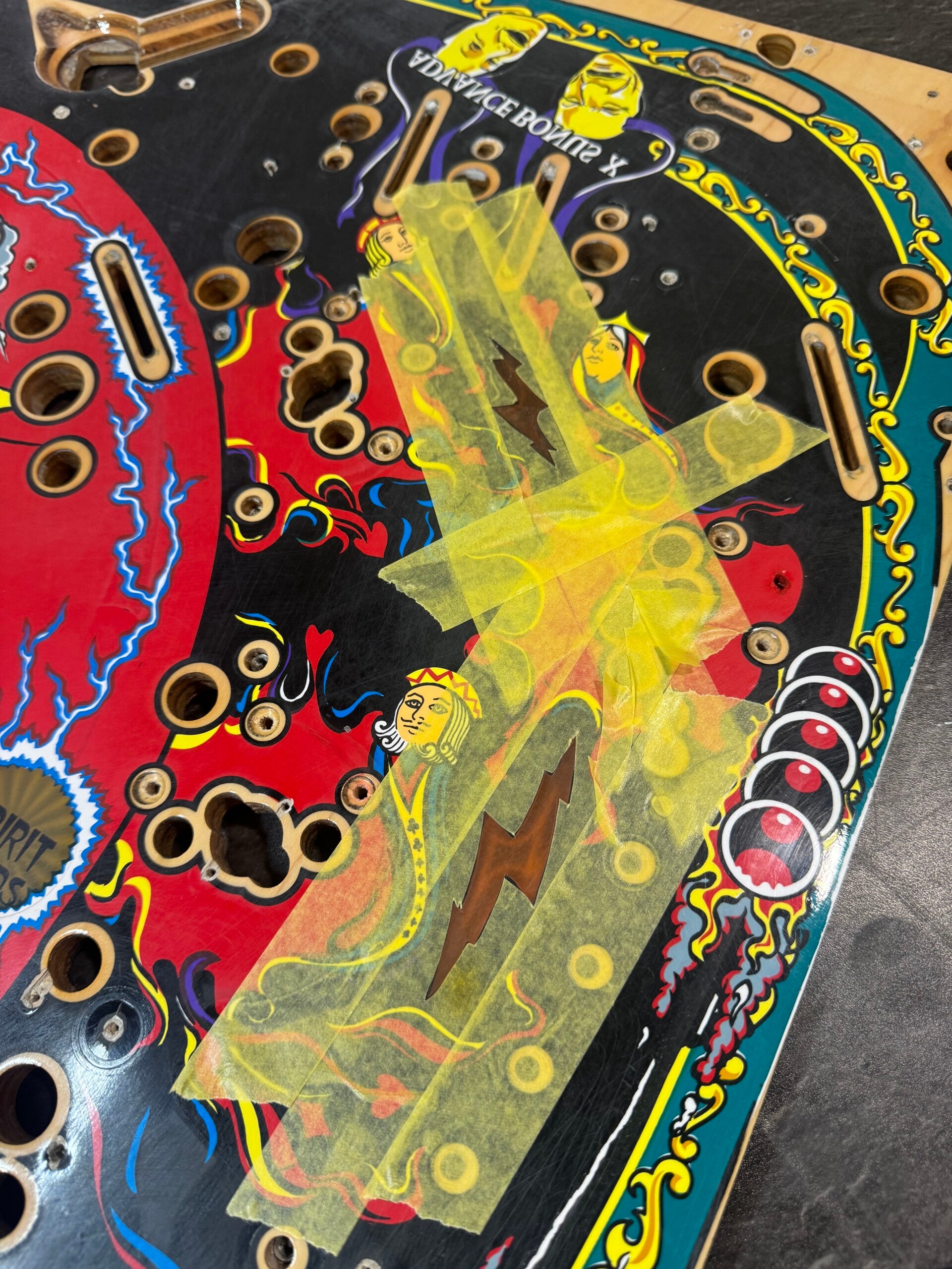 Bally Theatre of Magic playfield speelveld schade herstel restoration flipperspeelveld restauratie art airbrush airbrushing flipperkast reparatie
