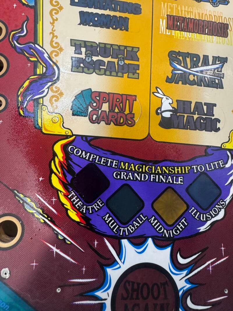 Bally Theatre of Magic playfield speelveld schade herstel restoration flipperspeelveld restauratie art airbrush airbrushing flipperkast reparatie