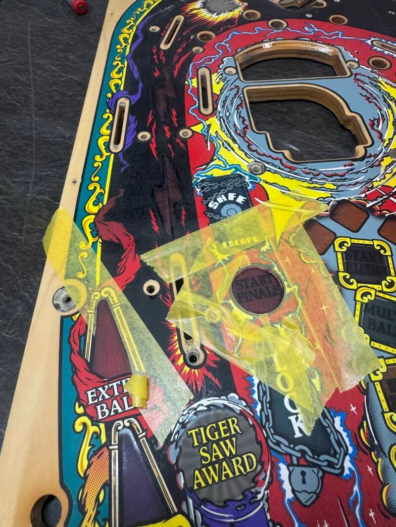 Bally Theatre of Magic playfield speelveld schade herstel restoration flipperspeelveld restauratie art airbrush airbrushing flipperkast reparatie