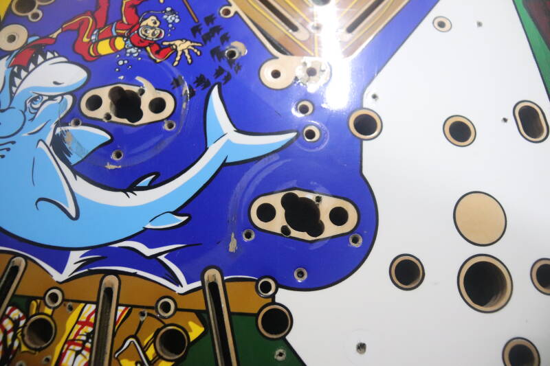 Williams Fish Tales playfield speelveld schade herstel restoration flipperspeelveld restauratie art airbrush airbrushing flipperkast reparatie