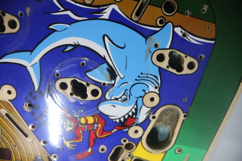 Williams Fish Tales playfield speelveld schade herstel restoration flipperspeelveld restauratie art airbrush airbrushing flipperkast reparatie