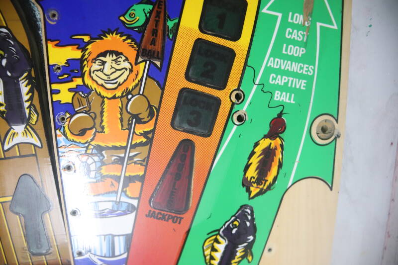 Williams Fish Tales playfield speelveld schade herstel restoration flipperspeelveld restauratie art airbrush airbrushing flipperkast reparatie