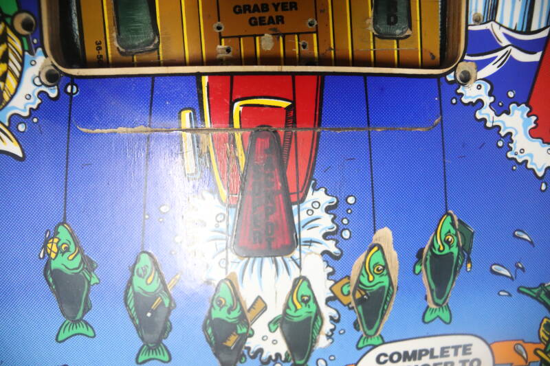 Williams Fish Tales playfield speelveld schade herstel restoration flipperspeelveld restauratie art airbrush airbrushing flipperkast reparatie