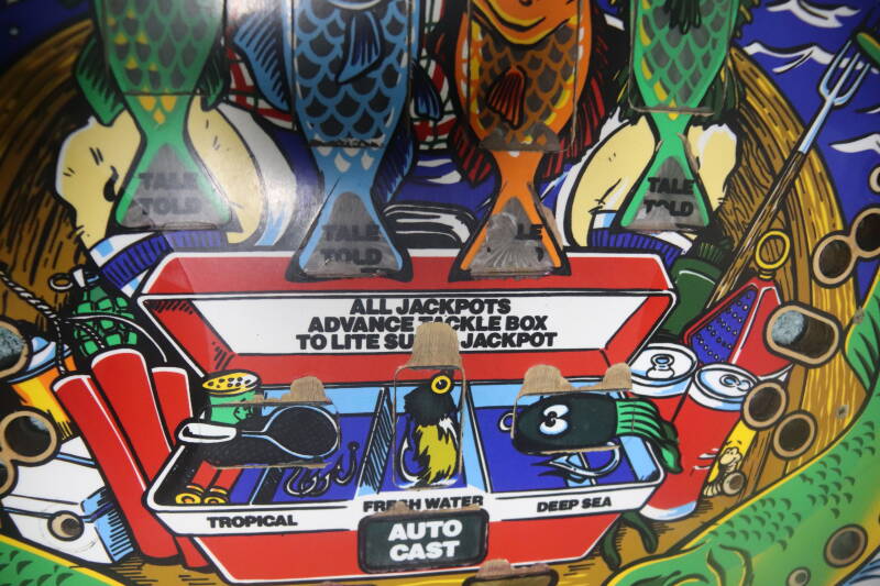 Williams Fish Tales playfield speelveld schade herstel restoration flipperspeelveld restauratie art airbrush airbrushing flipperkast reparatie