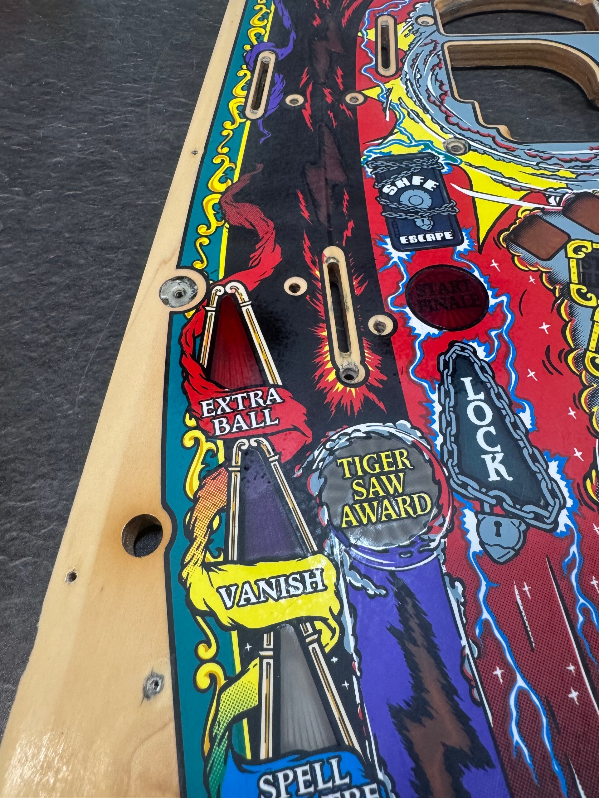 Bally Theatre of Magic playfield speelveld schade herstel restoration flipperspeelveld restauratie art airbrush airbrushing flipperkast reparatie