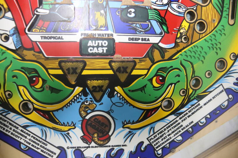 Williams Fish Tales playfield speelveld schade herstel restoration flipperspeelveld restauratie art airbrush airbrushing flipperkast reparatie