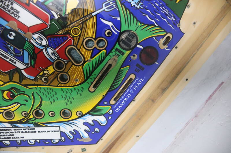 Williams Fish Tales playfield speelveld schade herstel restoration flipperspeelveld restauratie art airbrush airbrushing flipperkast reparatie