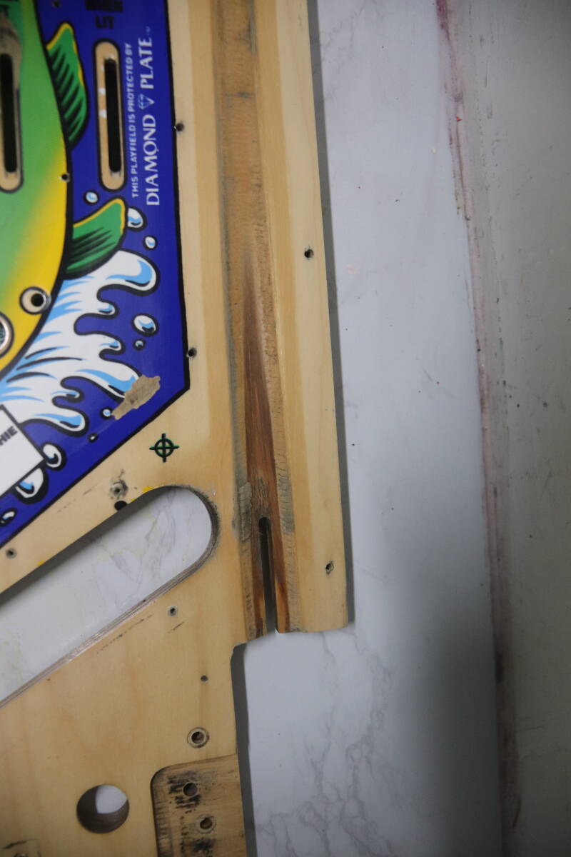 Williams Fish Tales playfield speelveld schade herstel restoration flipperspeelveld restauratie art airbrush airbrushing flipperkast reparatie