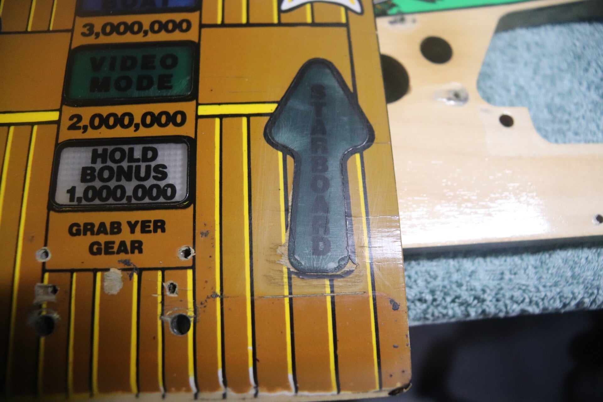 Williams Fish Tales playfield speelveld schade herstel restoration flipperspeelveld restauratie art airbrush airbrushing flipperkast reparatie