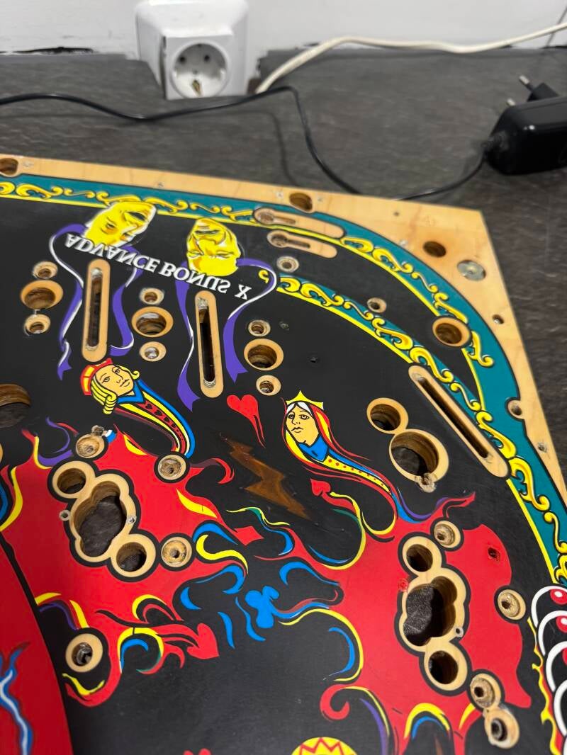 Bally Theatre of Magic playfield speelveld schade herstel restoration flipperspeelveld restauratie art airbrush airbrushing flipperkast reparatie
