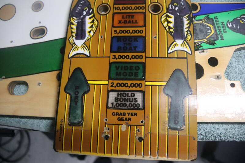 Williams Fish Tales playfield speelveld schade herstel restoration flipperspeelveld restauratie art airbrush airbrushing flipperkast reparatie