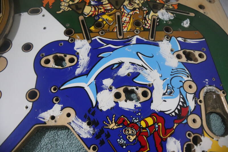 Williams Fish Tales playfield speelveld schade herstel restoration flipperspeelveld restauratie art airbrush airbrushing flipperkast reparatie