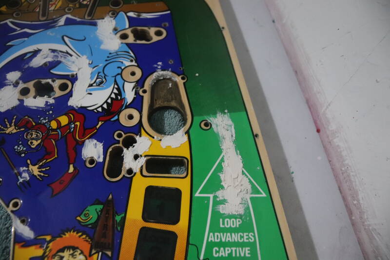 Williams Fish Tales playfield speelveld schade herstel restoration flipperspeelveld restauratie art airbrush airbrushing flipperkast reparatie