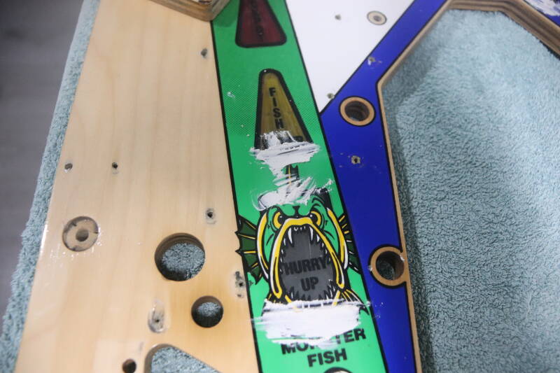 Williams Fish Tales playfield speelveld schade herstel restoration flipperspeelveld restauratie art airbrush airbrushing flipperkast reparatie