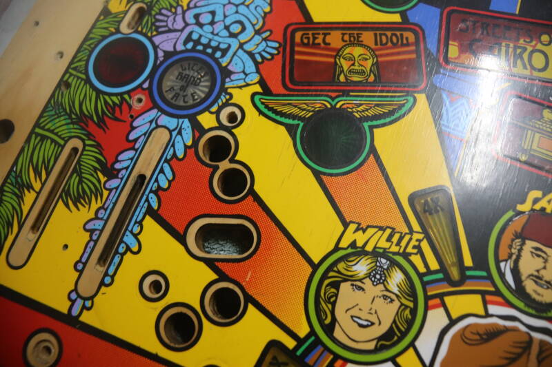 Williams Indiana Jones playfield speelveld schade herstel restoration flipperspeelveld restauratie art airbrush airbrushing flipperkast reparatie