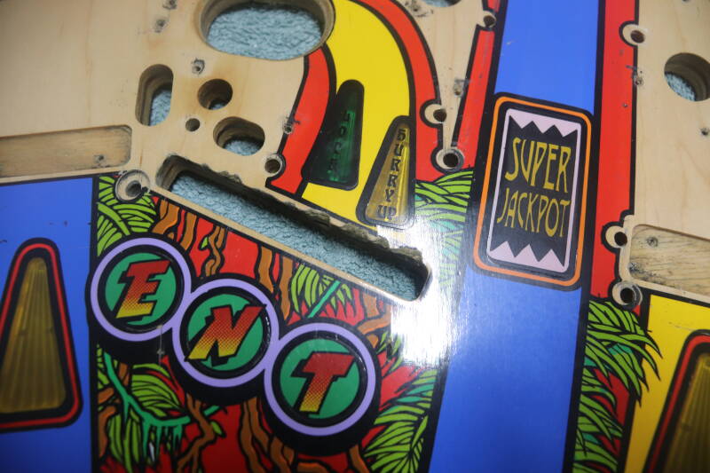 Williams Indiana Jones playfield speelveld schade herstel restoration flipperspeelveld restauratie art airbrush airbrushing flipperkast reparatie