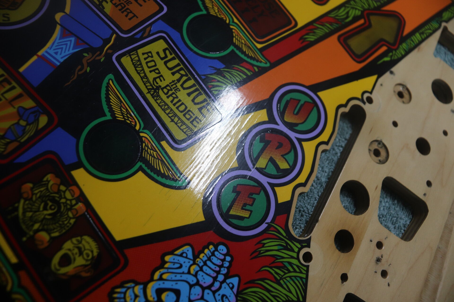 Williams Indiana Jones playfield speelveld schade herstel restoration flipperspeelveld restauratie art airbrush airbrushing flipperkast reparatie