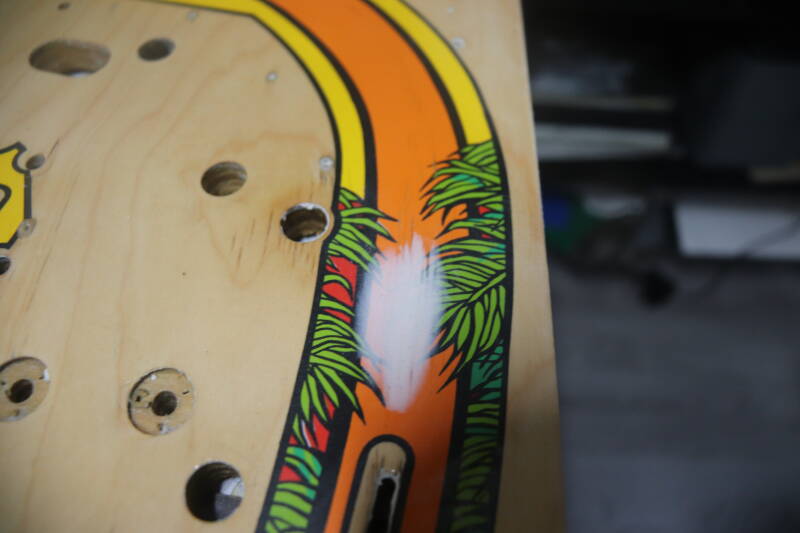 Williams Indiana Jones playfield speelveld schade herstel restoration flipperspeelveld restauratie art airbrush airbrushing flipperkast reparatie