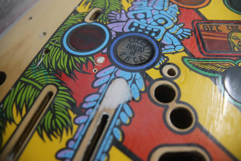 Williams Indiana Jones playfield speelveld schade herstel restoration flipperspeelveld restauratie art airbrush airbrushing flipperkast reparatie