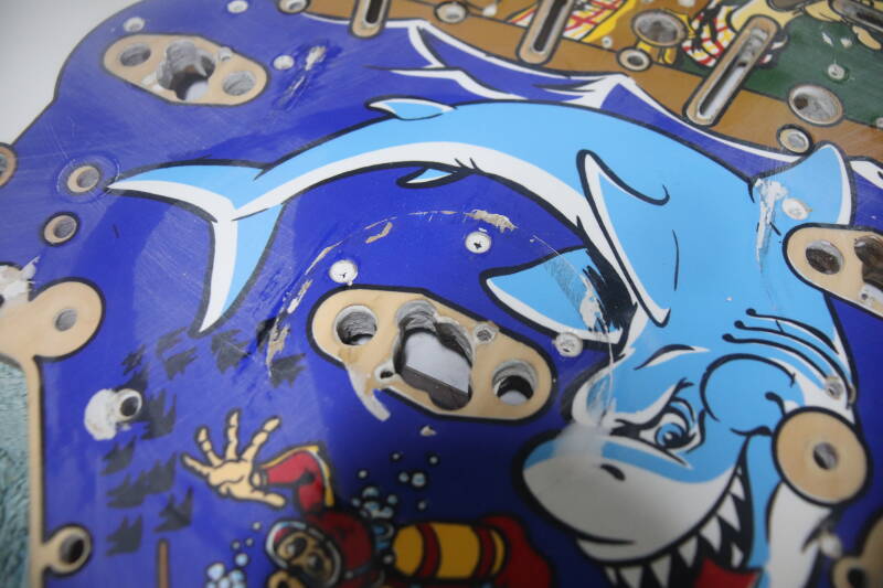 Williams Fish Tales playfield speelveld schade herstel restoration flipperspeelveld restauratie art airbrush airbrushing flipperkast reparatie