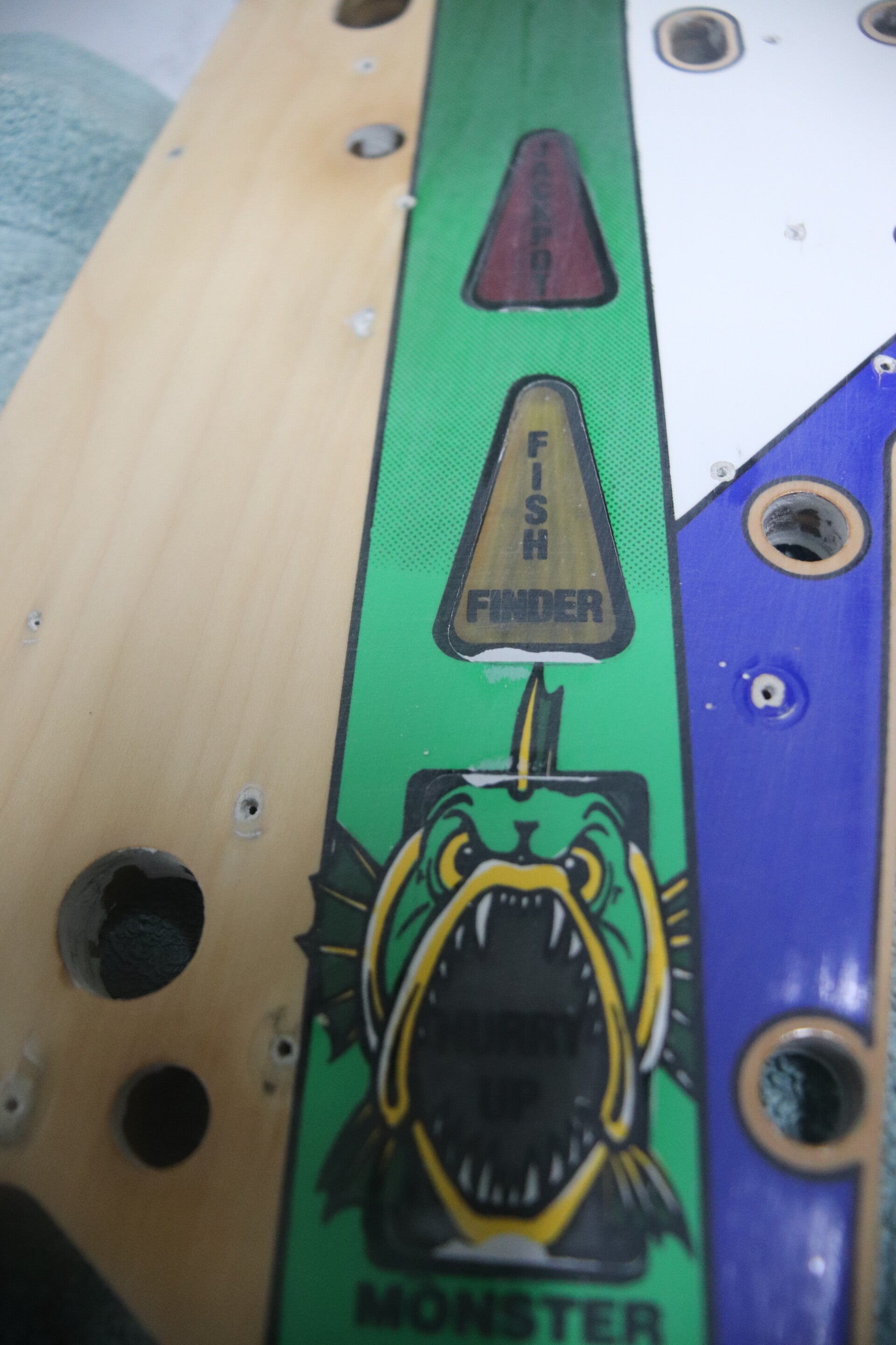 Williams Fish Tales playfield speelveld schade herstel restoration flipperspeelveld restauratie art airbrush airbrushing flipperkast reparatie