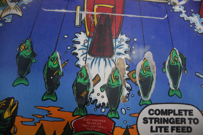 Williams Fish Tales playfield speelveld schade herstel restoration flipperspeelveld restauratie art airbrush airbrushing flipperkast reparatie