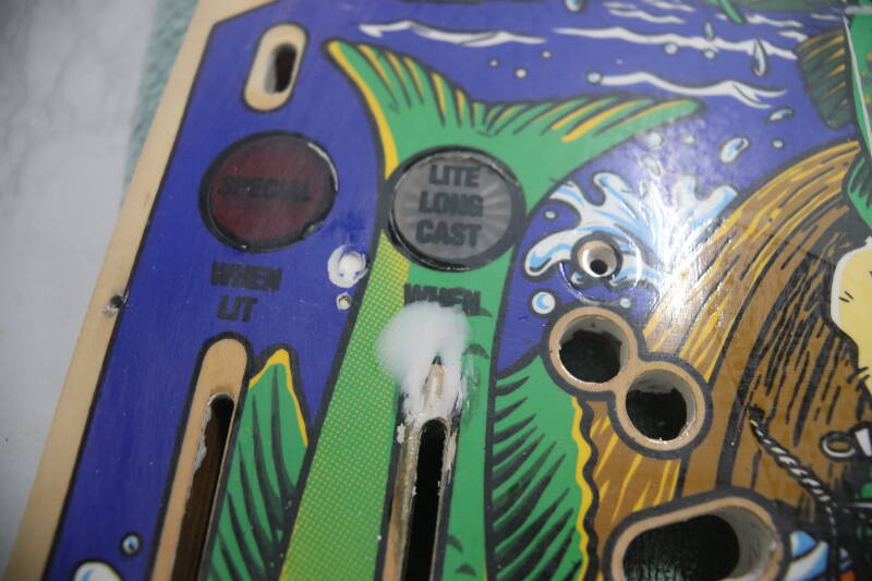 Williams Fish Tales playfield speelveld schade herstel restoration flipperspeelveld restauratie art airbrush airbrushing flipperkast reparatie