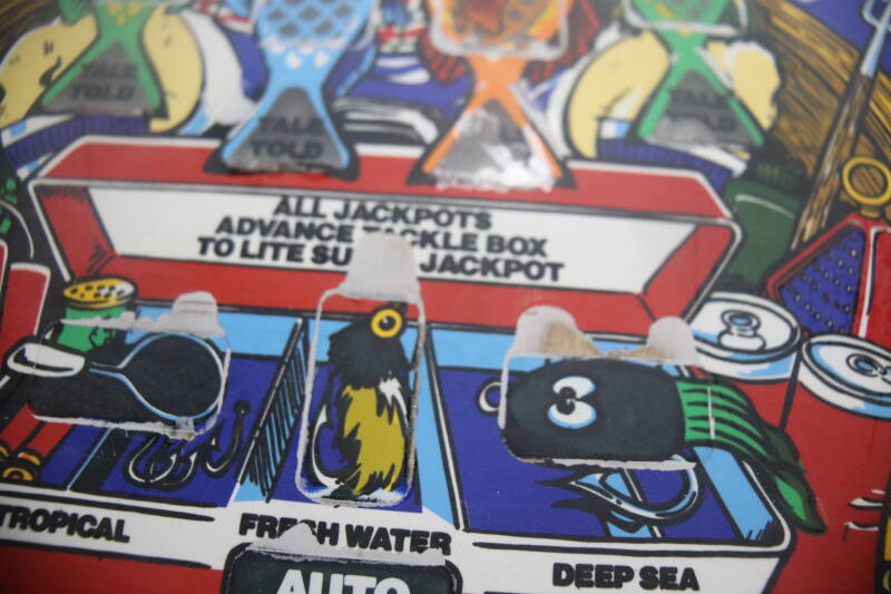 Williams Fish Tales playfield speelveld schade herstel restoration flipperspeelveld restauratie art airbrush airbrushing flipperkast reparatie