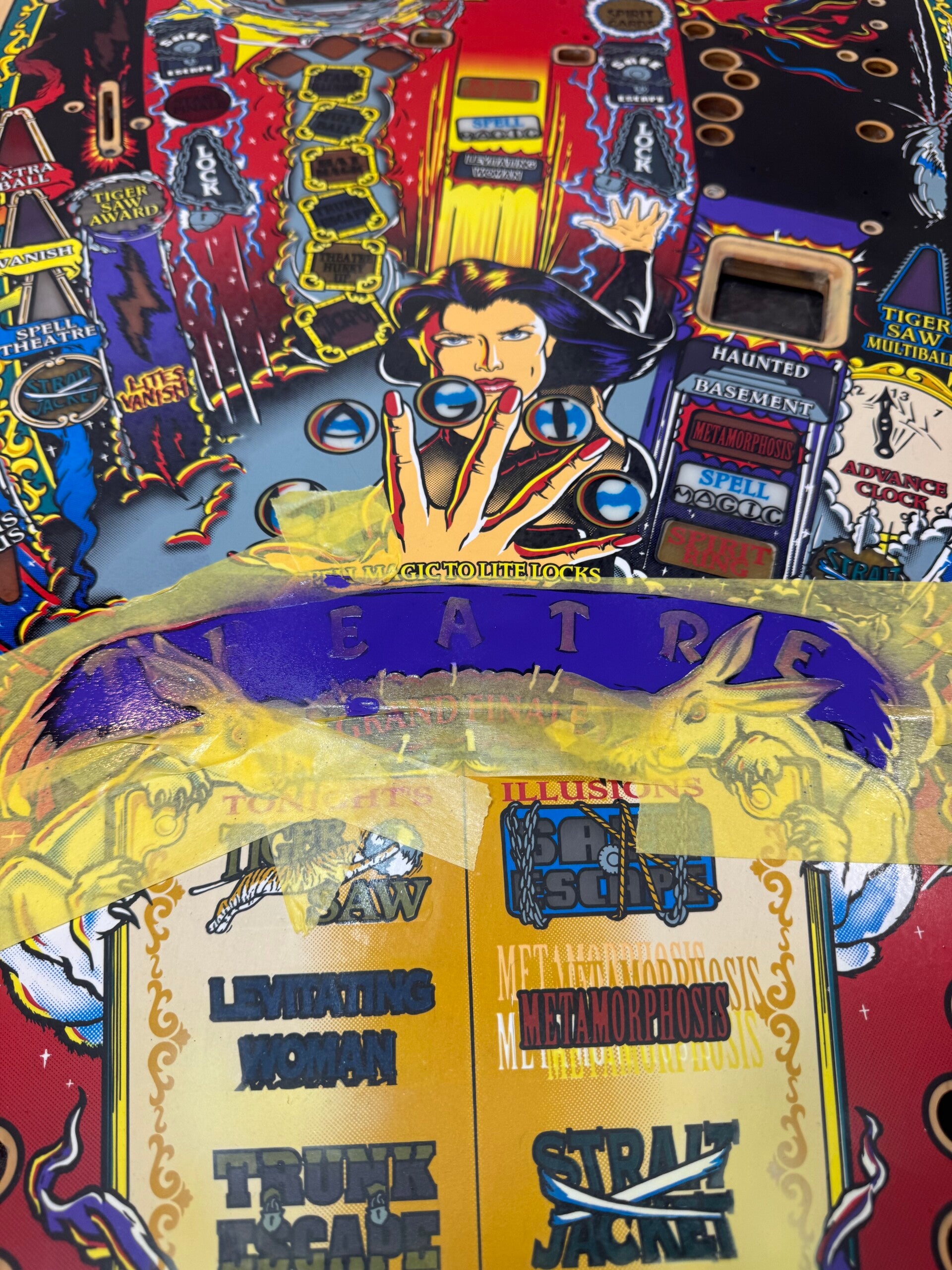 Bally Theatre of Magic playfield speelveld schade herstel restoration flipperspeelveld restauratie art airbrush airbrushing flipperkast reparatie