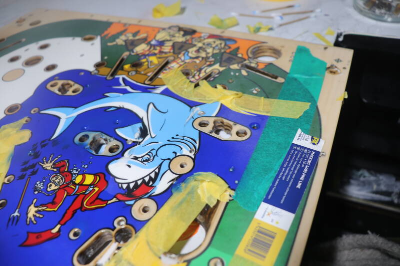 Williams Fish Tales playfield speelveld schade herstel restoration flipperspeelveld restauratie art airbrush airbrushing flipperkast reparatie