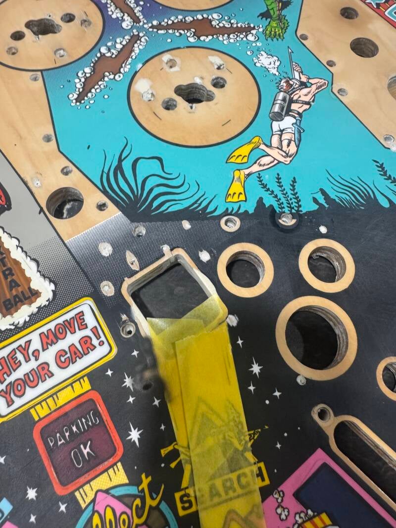 Bally Creature from the Black Lagoon Playfield speelveld schade herstel restoration flipperspeelveld restauratie art airbrush airbrushing flipperkast reparatie