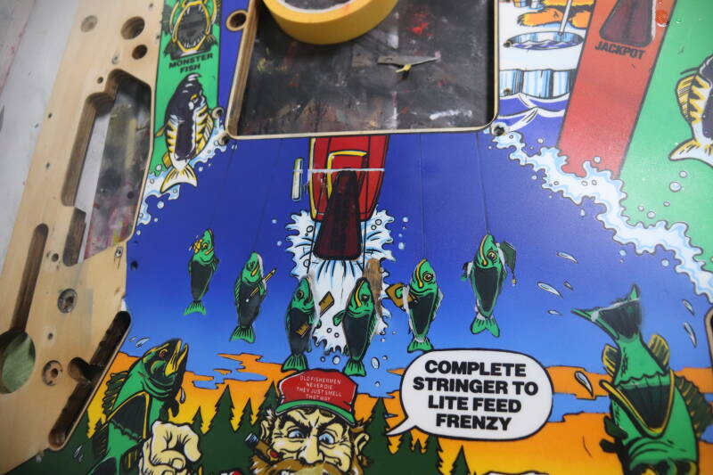 Williams Fish Tales playfield speelveld schade herstel restoration flipperspeelveld restauratie art airbrush airbrushing flipperkast reparatie