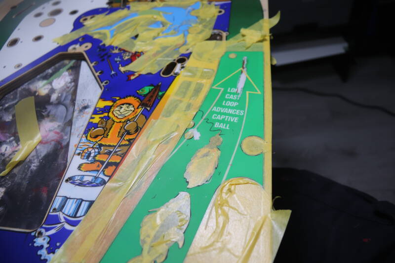 Williams Fish Tales playfield speelveld schade herstel restoration flipperspeelveld restauratie art airbrush airbrushing flipperkast reparatie