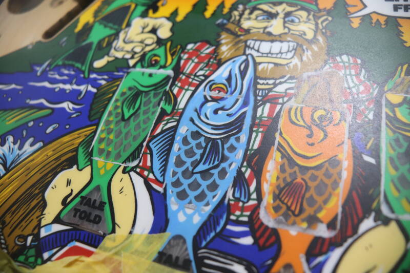 Williams Fish Tales playfield speelveld schade herstel restoration flipperspeelveld restauratie art airbrush airbrushing flipperkast reparatie
