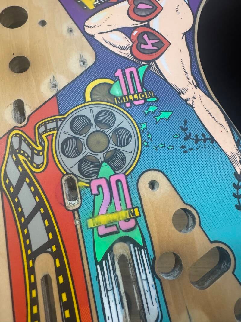 Bally Creature from the Black Lagoon Playfield speelveld schade herstel restoration flipperspeelveld restauratie art airbrush airbrushing flipperkast reparatie