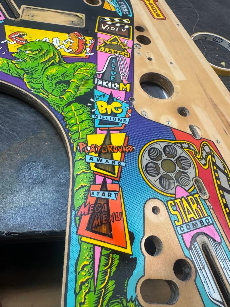 Bally Creature from the Black Lagoon Playfield speelveld schade herstel restoration flipperspeelveld restauratie art airbrush airbrushing flipperkast reparatie