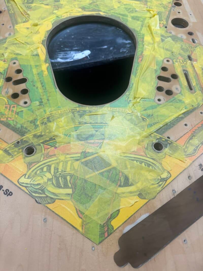 Bally Creature from the Black Lagoon Playfield speelveld schade herstel restoration flipperspeelveld restauratie art airbrush airbrushing flipperkast reparatie