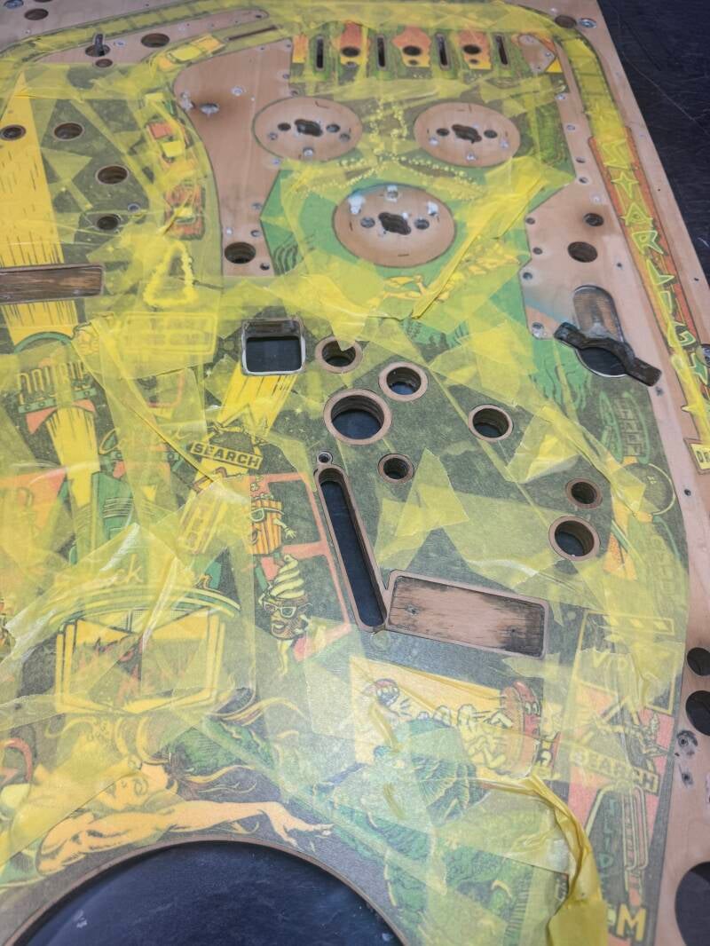 Bally Creature from the Black Lagoon Playfield speelveld schade herstel restoration flipperspeelveld restauratie art airbrush airbrushing flipperkast reparatie