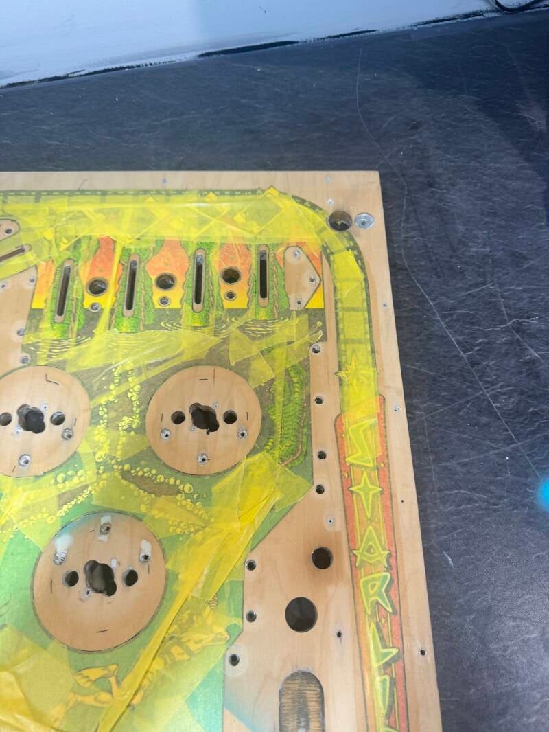 Bally Creature from the Black Lagoon Playfield speelveld schade herstel restoration flipperspeelveld restauratie art airbrush airbrushing flipperkast reparatie