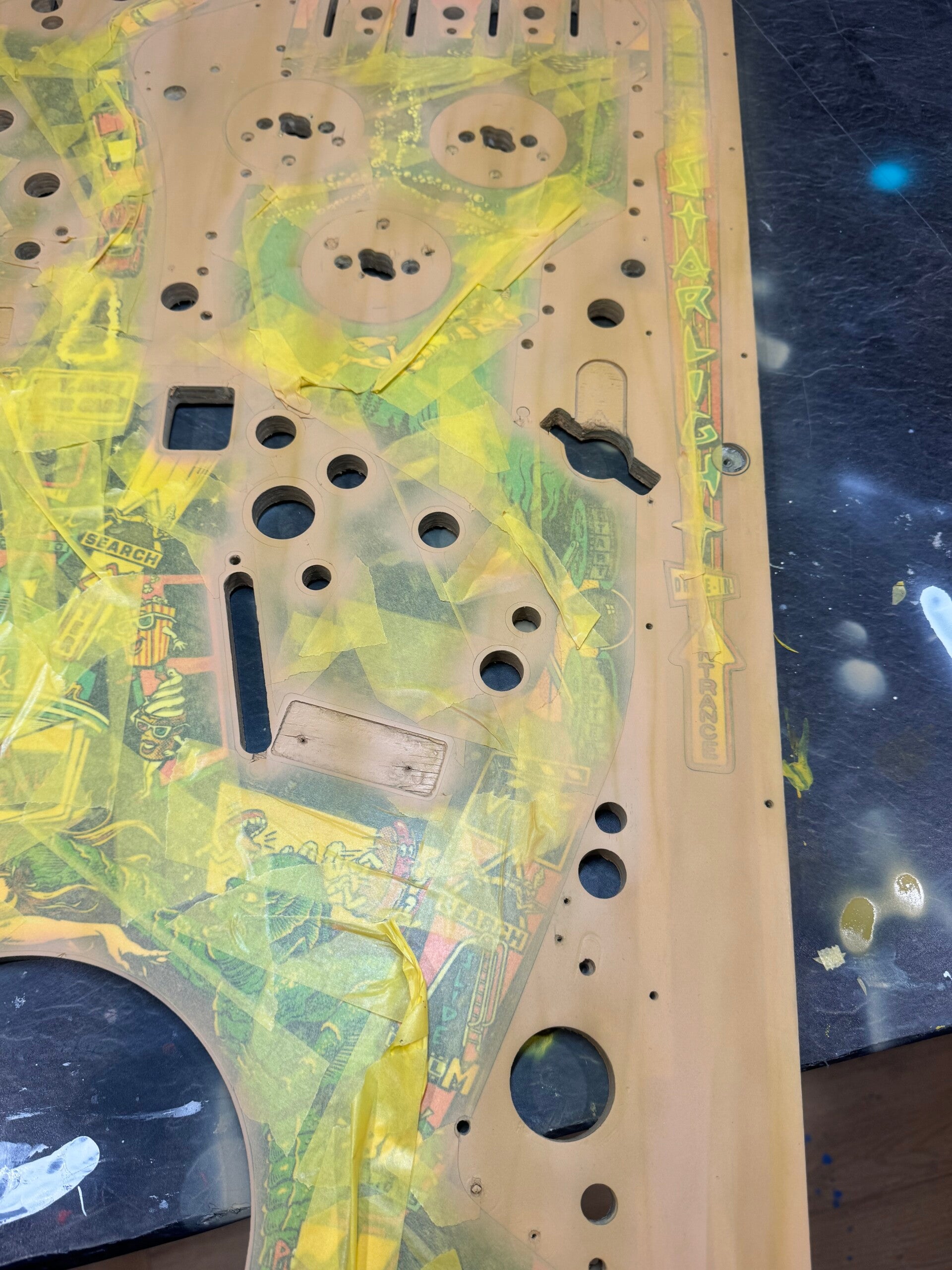 Bally Creature from the Black Lagoon Playfield speelveld schade herstel restoration flipperspeelveld restauratie art airbrush airbrushing flipperkast reparatie