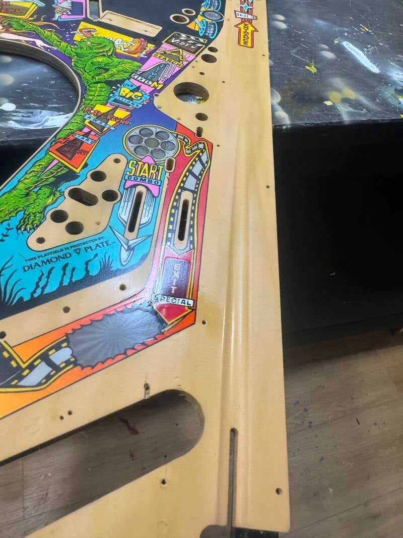 Bally Creature from the Black Lagoon Playfield speelveld schade herstel restoration flipperspeelveld restauratie art airbrush airbrushing flipperkast reparatie