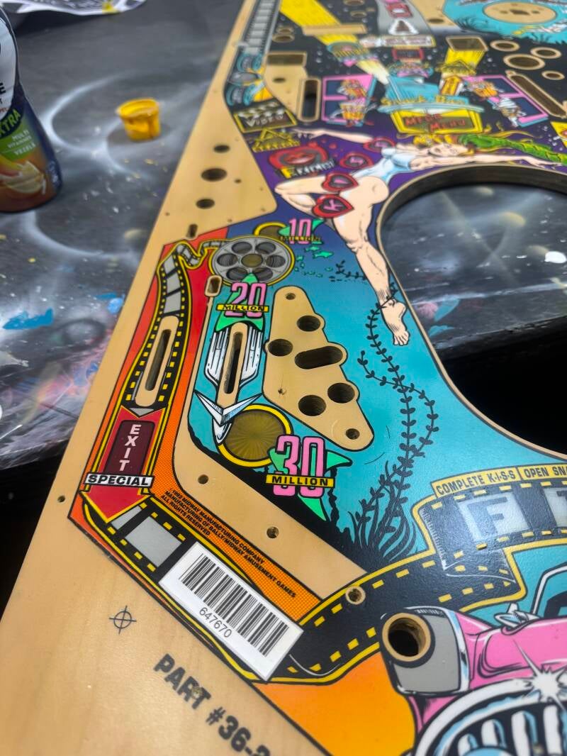 Bally Creature from the Black Lagoon Playfield speelveld schade herstel restoration flipperspeelveld restauratie art airbrush airbrushing flipperkast reparatie