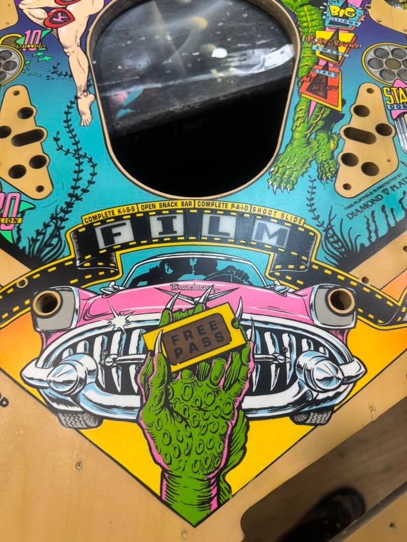Bally Creature from the Black Lagoon Playfield speelveld schade herstel restoration flipperspeelveld restauratie art airbrush airbrushing flipperkast reparatie